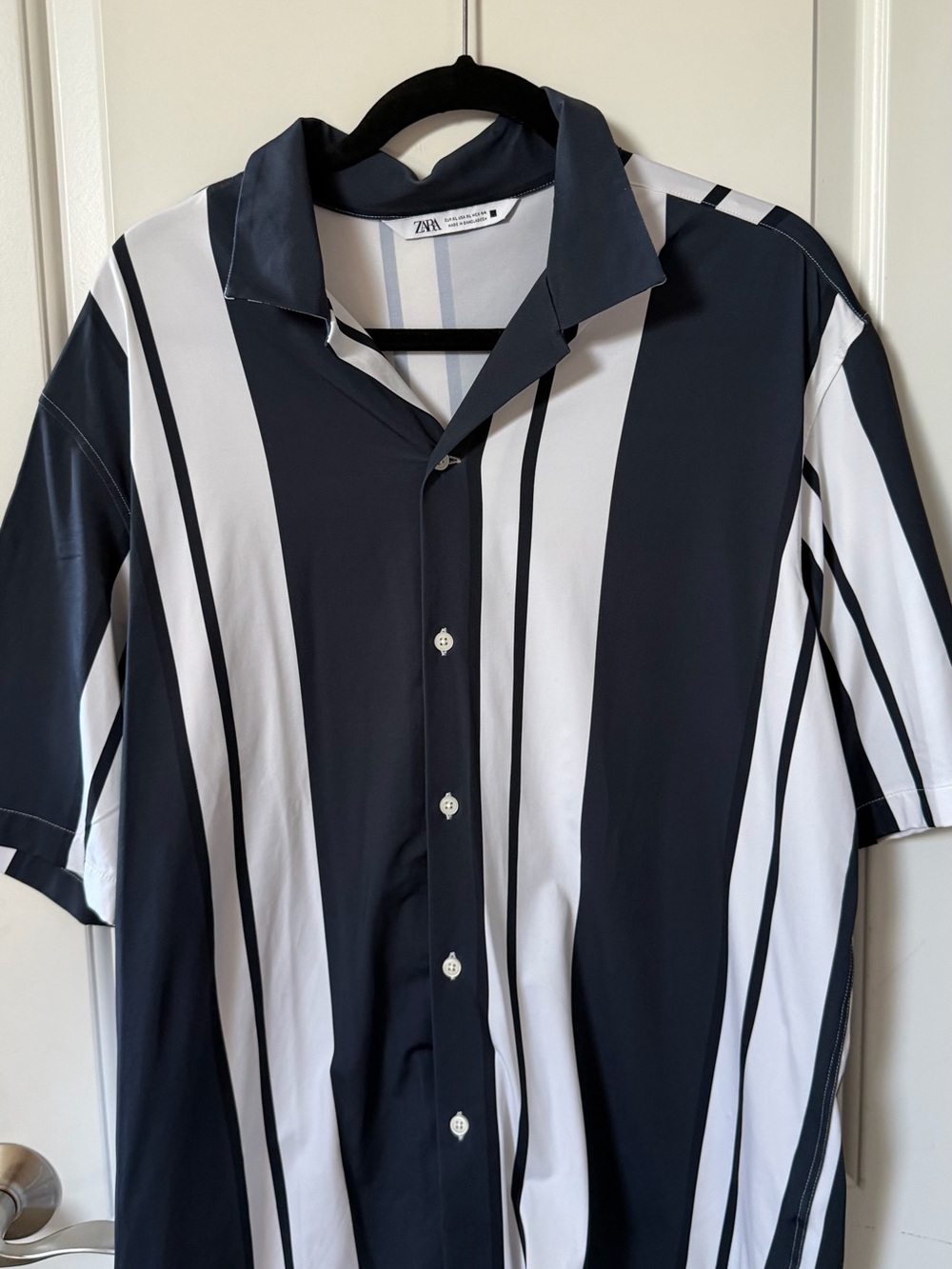 Zara Men’s Navy and White Vertical Stripe Short Sleeve Button-Down Shirt